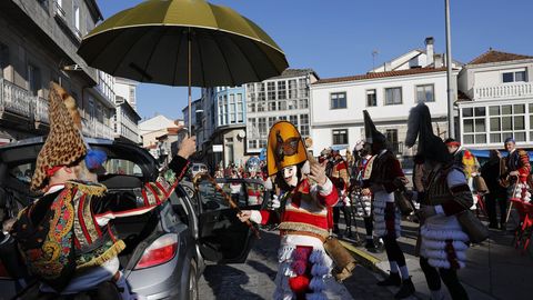 Os felos percorren Maceda.A comitiva co personaxe do entroido tradicional estn a percorrer os pobos do municipio e a Serra de San Mamede