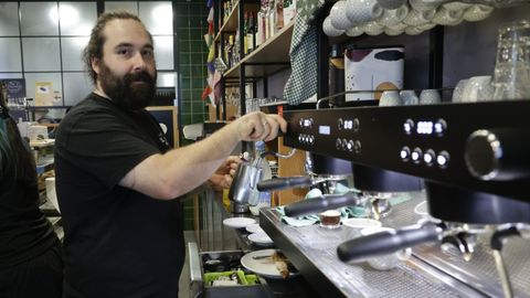 cafe.David Fernández, de Café Uni: «Somos a terceira xeración, lémbrome de cando custaba menos dun euro»