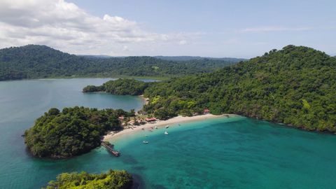 Vista a�rea de la ex�tica playa arenosa de la isla Coiba, en Panam�.