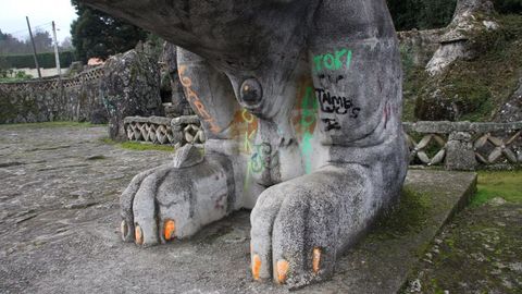 Uno de los leones del parque de O Pasatempo, en Betanzos, tambi�n fue objeto de los v�ndalos