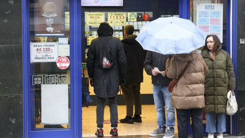 Colas el s�bado por la ma�ana para adquirir d�cimos en la loter�a n�mero 9 de Ferrol