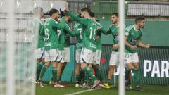 Jugadores celebrando un gol en A Malata.