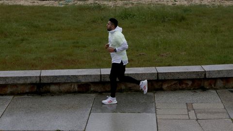 Deportistas en el paseo de Coroso en Ribeira