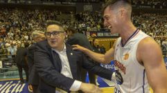 �lex Barcello, uno de los obradoiristas que tiene contrato para la pr�xima temporada, saluda a Epi.