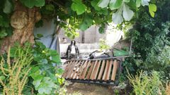 Entrada de la vivienda abandonada, en Eir�s