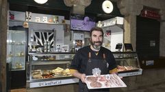 Martn Touceda muestra algunos de los productos que tiene Cienporcel en la Praza de Abastos: La gente nos dice que ?por fin hay un sitio donde puede conseguir buen porco celta?. Nosotros apostamos por la calidad, no la cantidad, por eso solo abrimos los jueves y sbados en el mercado de Santiago. Sacrificamos todas las semanas y traemos aqu el producto fresco, despiezado el da anterior.