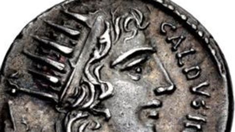 Moneda con el busto del sol a la izquierda sobre un escudo macednico y la leyenda CALDUS IIIVIR. A la derecha imagen e inscripcin de C COEL CALDUS , L.D., COS . Este personaje sin duda se trata de Caius Coelius Caldus, Tribuno de la Plebe en el ao 51 a.C. y de ah esa mencin ?libre de dao- por razn de su sacrosanta potestas. Este personaje fue el responsable del veto de los decretos senatoriales dirigidos en contra de Csar y en principio no tenemos noticia de que ese ao fuese designado como cnsul, ocupado por Sulpicio Rufo y Claudio Marcelo.