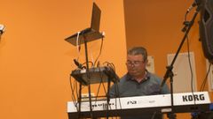 Tino, al teclado.