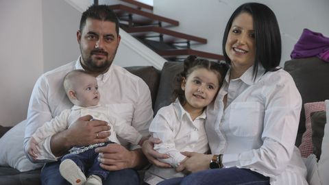 Noelia y José recibiron a axuda á natalidade de Rois polo nacemento dos seus fillos