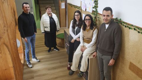 Parte del equipo del CPI Virxe da Cela. De izquierda a derecha: Eloy Cabarcos, secretario de direcci�n; Sara Otero, docente de infantil; Alicia Santos, maestra de apoyo; Noemi V�zquez, jefa de estudios, e Iker S�nchez, director. 