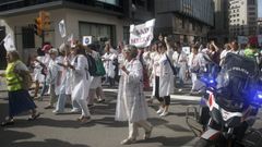 Decenas de personas se han manifestado este s�bado en Gij�n en apoyo a las trabajadoras del Servicio de Ayuda a Domicilio (SAD), centros de d�a y afines, en huelga desde el pasado 16 de agosto