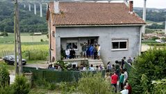 Los vecinos y la plataforma Stop Desahucios en contra del desalojo