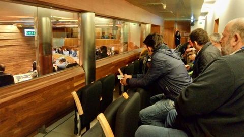 Ganaderos asturianos siguiendo la votaci�n