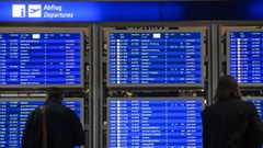 Usuarios consultando el estado de sus vuelos en el aeropuerto de Fr�ncfort.