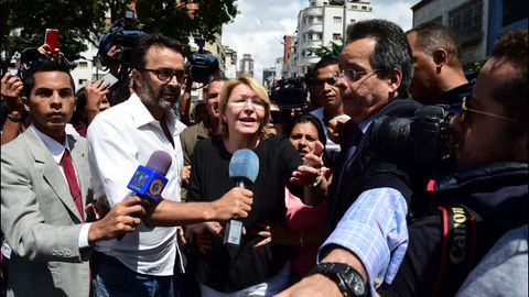 Luisa Ortega Daz, fiscala general de Venezuela y una de las voces ms crticas con Nicolas Maduro, hablando con la prensa en Caracas