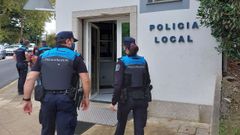 Manel Mart�nez y Susana Laura entran en la sede de la Polic�a Local de Cambre