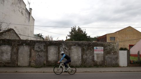 De la antigua vivienda tan solo se conserva el frontal que da a la carretera AC-305.