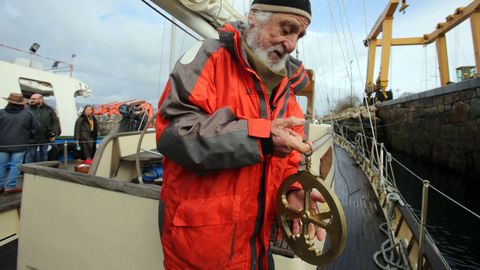 O patr�n do veleiro La Peregrina, manexando o astrolabio a bordo.