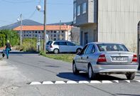 Muchos conductores cuestionan si la altura de los badenes instalados en Padr�n es legal.