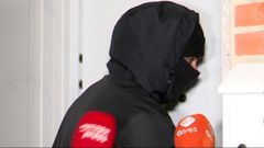 Carlo Constanzia entrando en su casa mientras varios medios le preguntan por la detenci�n de sus hermanos Pietro y Rocco