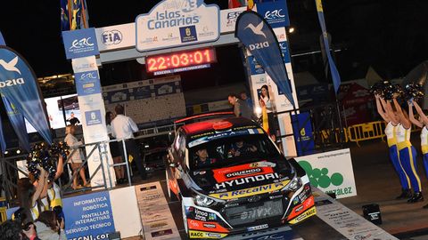 �Cohete� e Iglesias, tomando la salida en el Rally Islas Canarias.
