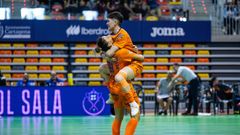 Emilly y Antía se abrazan al celebrar un gol
