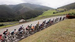 Los corredores durante la d�cima novena etapa de la Vuelta disputada, este viernes, entre Tapia (Asturias) y Monforte de Lemos