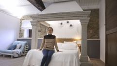 Patricia Calvelo, en la Casa Pequena do Casal, una acogedora casita rural para dos personas y un sof�-cama con una plaza supletoria. El antiguo cobertizo, utilizado anta�o para aparcar el tractor y luego como sala de juegos, dispone de 60 metros cuadrados, todo tipo de comodidades para los hu�spedes y una cama protagonista, bajo una lareira. 