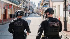 Policas de Nueva Orleans en la calle Bourbon, donde se perpetr el atentado.