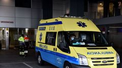 Una ambulancia en la entrada de urgencias del Chuac