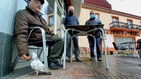 El palomo Facundo, este miércoles en plena comilona con Luis González Regal en la terraza del casino de Chantada