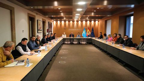 El presidente del Principado de Asturias, Adri�n Barb�n (2i), y la secretaria de Estado de Transportes, Movilidad y Agenda Urbana, Isabel Pardo de Vera (2d), y el consejero de Medio Rural y Cohesi�n Territorial, Alejandro Calvo (d), durante una reuni�n sobre transporte con representantes sociales y empresariales, en el Palacio de los Condes de Toreno