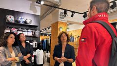 La diputada provincial Rosa Ana Garca visit algunos comercios de Cee mientras todava estaba en marcha la campaa