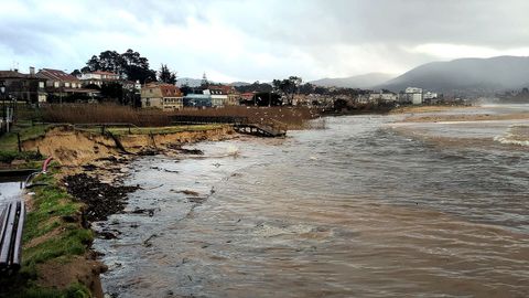 Praia Am�rica. El fuerte viento y el oleaje han erosionado la duna natural la playa de Nigr�n que es un paraje protegido por la riqueza de aves acu�ticas.