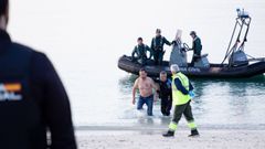 Dom�nguez, en la playa de O Vao, en el momento de su detenci�n tras salir del agua.