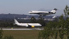Dos aviones en el aeropuerto de Lavacolla, en Santiago, en una imagen de archivo. 