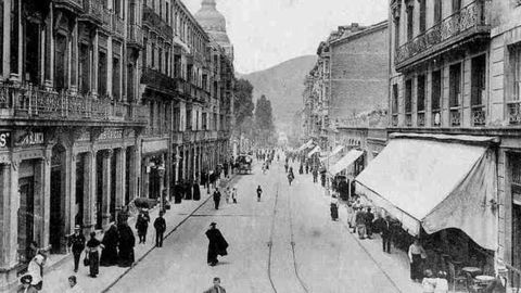 Varias personas transitan la comercial calle Fruela. As luca antiguamente esta va