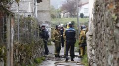 As� trabajan los bomberos en la casa en la que esta madrugada muri� un ourensano tras declararse un incendio