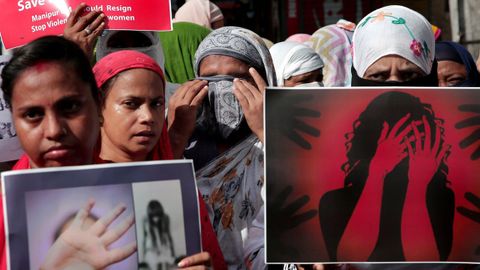 Miembros de organizaciones de mujeres musulmanas sostienen pancartas durante una marcha de protesta por la violencia sexual contra las mujeres el pasado julio. 