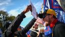 Un seguidor de Trump se enfrenta a una protesta contra el presidente saliente