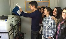 Los alumnos de IES Cidade de Antioqu�a del grupo de Voz Natura llenan el reactor con aceite usado. 