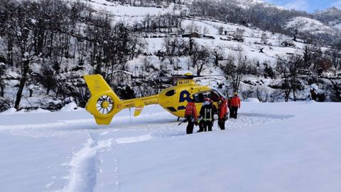 Dispositivo de rescate del trabajador arrastrado por un alud en Aller