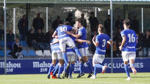 Gol Joselu Division de Honor Real Oviedo Sporting Requexon.Los futbolistas azules celebran el gol ante el Sporting en el encuentro de ida