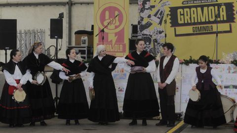 Integrantes del grupo de baile y danza tradicional O Rechoucho, que actuaron este sbado por la maana en el recinto del mercado de Petiscos de Nadal