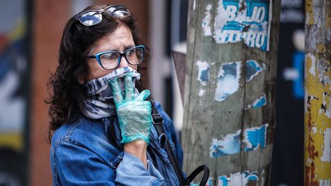 Una mujer se protege con guantes y una bufanda en Argentina