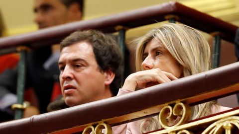 El hermano Pedro Snchez, David Snchez, y la esposa del presidente del Gobierno, Begoa Gmez, en la tribuna de invitados del Congreso.