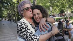 �rika abrazada a su abuela Dorinda, en el parque de San L�zaro de Ourense