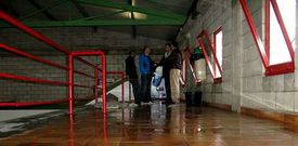 El suelo de las instalaciones se encuentra totalmente h�medo por las goteras en el techo.