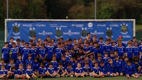 Sal Berjn, en el centro, con los nios y nias del campus del Real Oviedo