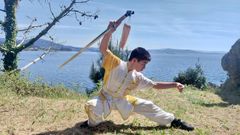 Mart�n combina el manejo de la espada y el palo de tres secciones en complejos ejercicios y acrobacias.